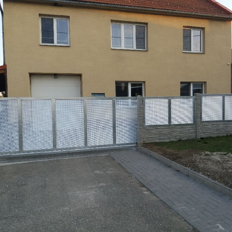 Posuvná brána z tahokov dílců